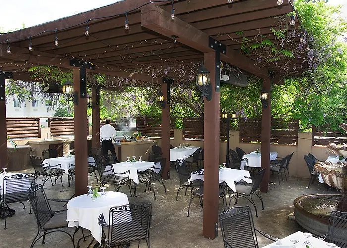 Rogue Regency Inn & Suites