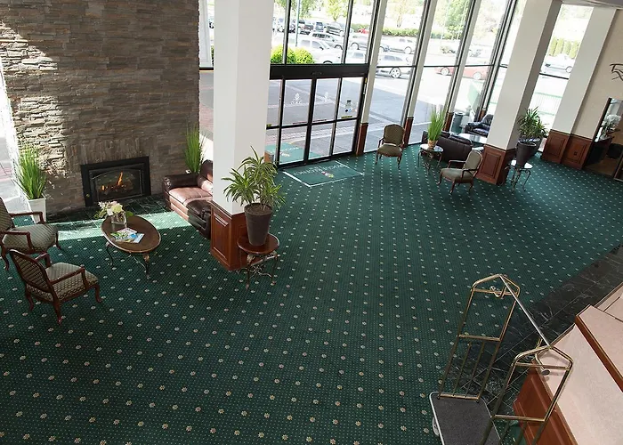Rogue Regency Inn & Suites